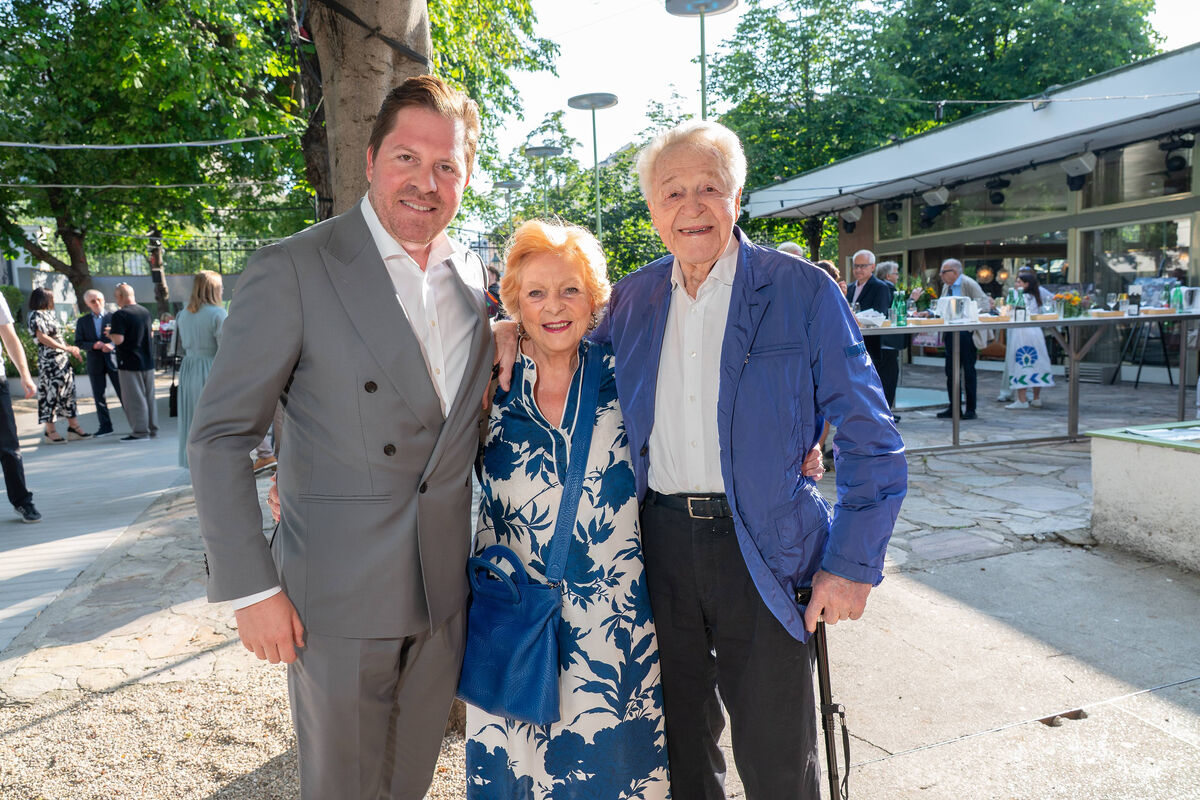 20250617 Künstlerfest Daniel Serafin mit Eltern Inge und Harald Serafin c Andreas Tischler