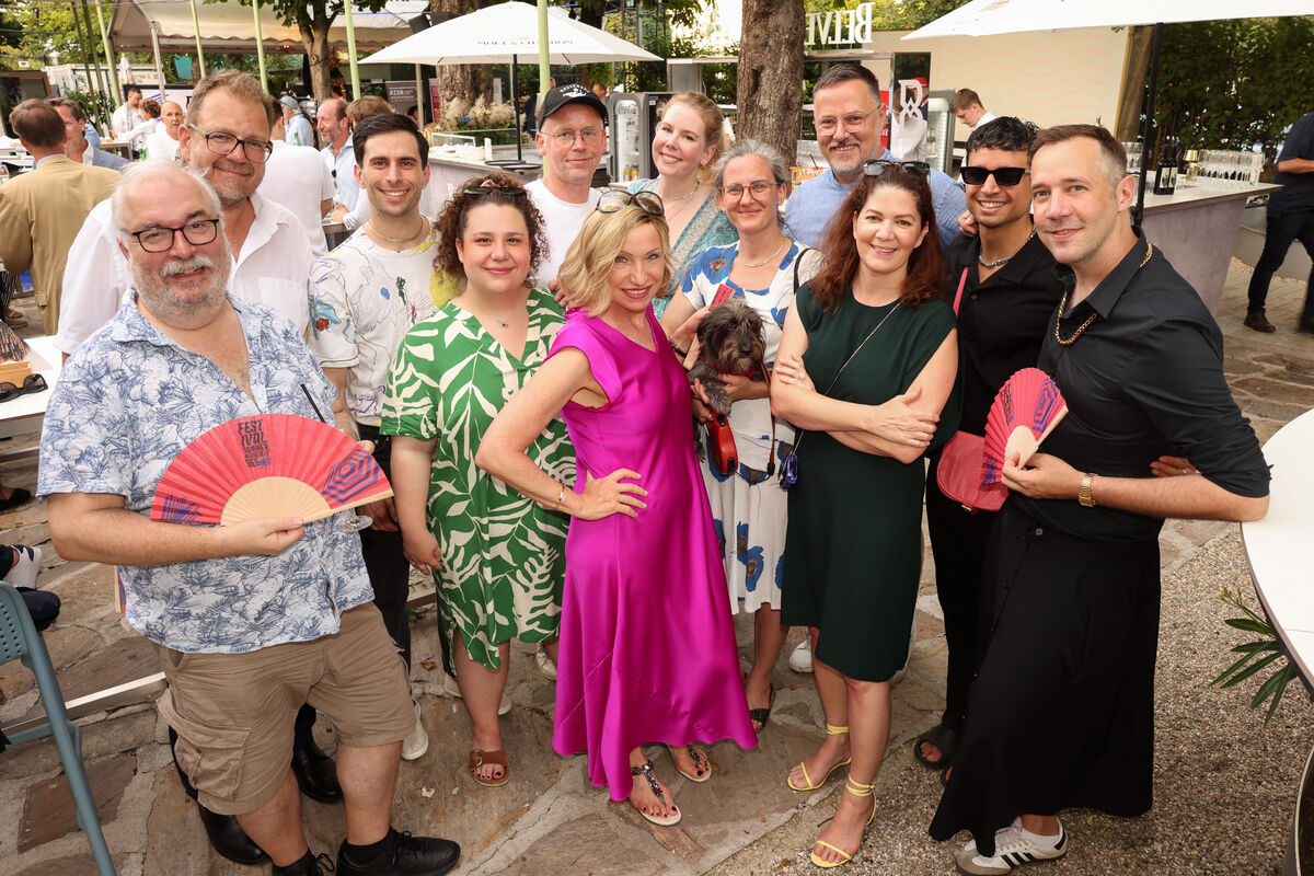 2 von links Gulliver Wagner Mitte Susanne Athanasiadis und Barbara Wagner Gemeiner gemeinsam mit dem Nesterval Team c Katharina Schiffl 2 von links Gulliver Wagner Mitte Susanne Athanasiadis und Barbara Wagner Gemeiner gemeinsam mit dem Nesterval Team c Katharina Schiffl